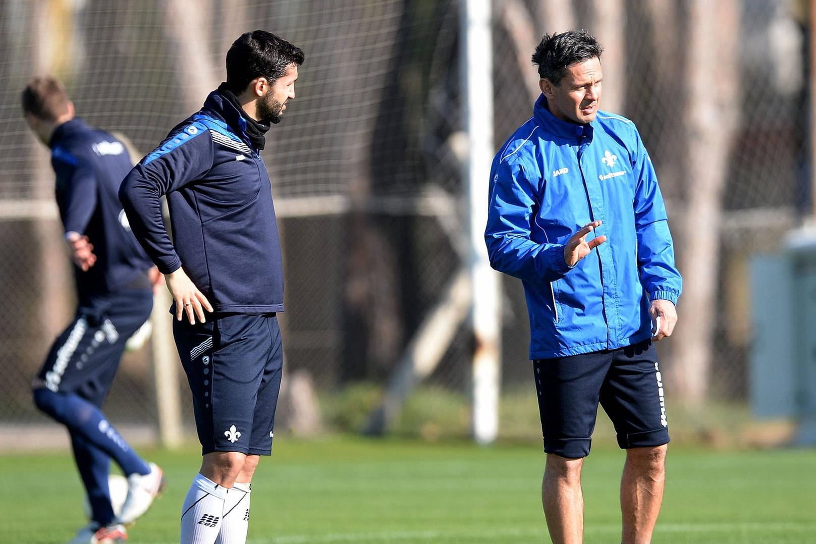 Arbeiten am nächsten Darmstädter Fußball-Wunder: Lilien-Trainer Dirk Schuster (re.) und Kapitän Aytac Sulu.