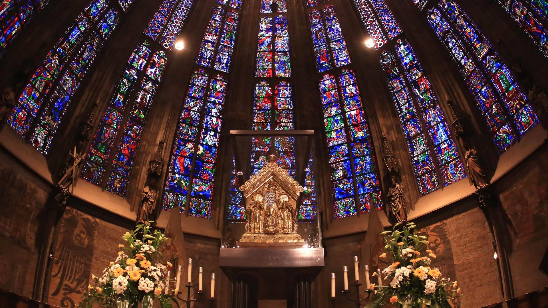 Im Aachener Dom befindet sich der Karlsschrein.