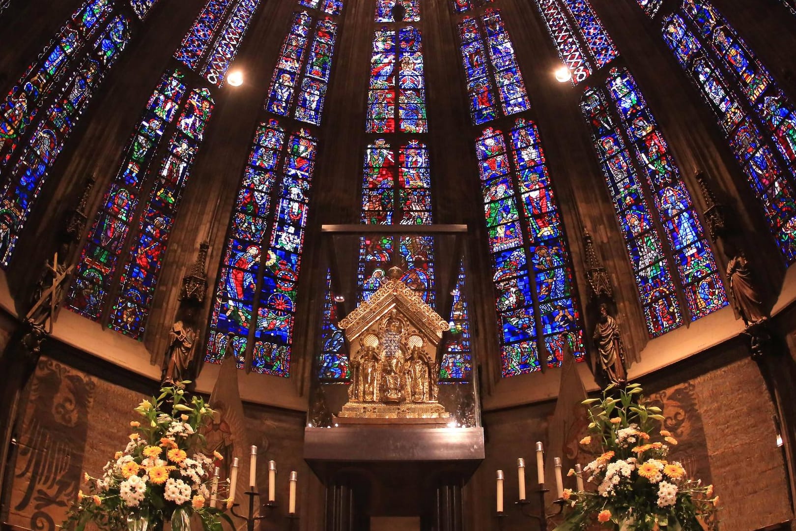 Im Aachener Dom befindet sich der Karlsschrein.