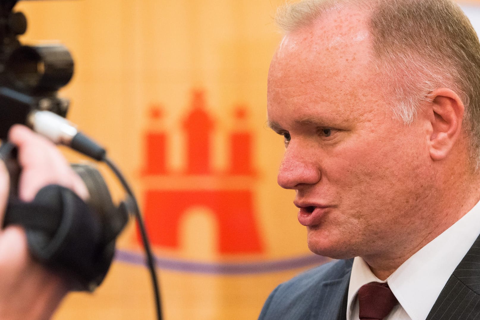 Michael Neumann tritt zurück.