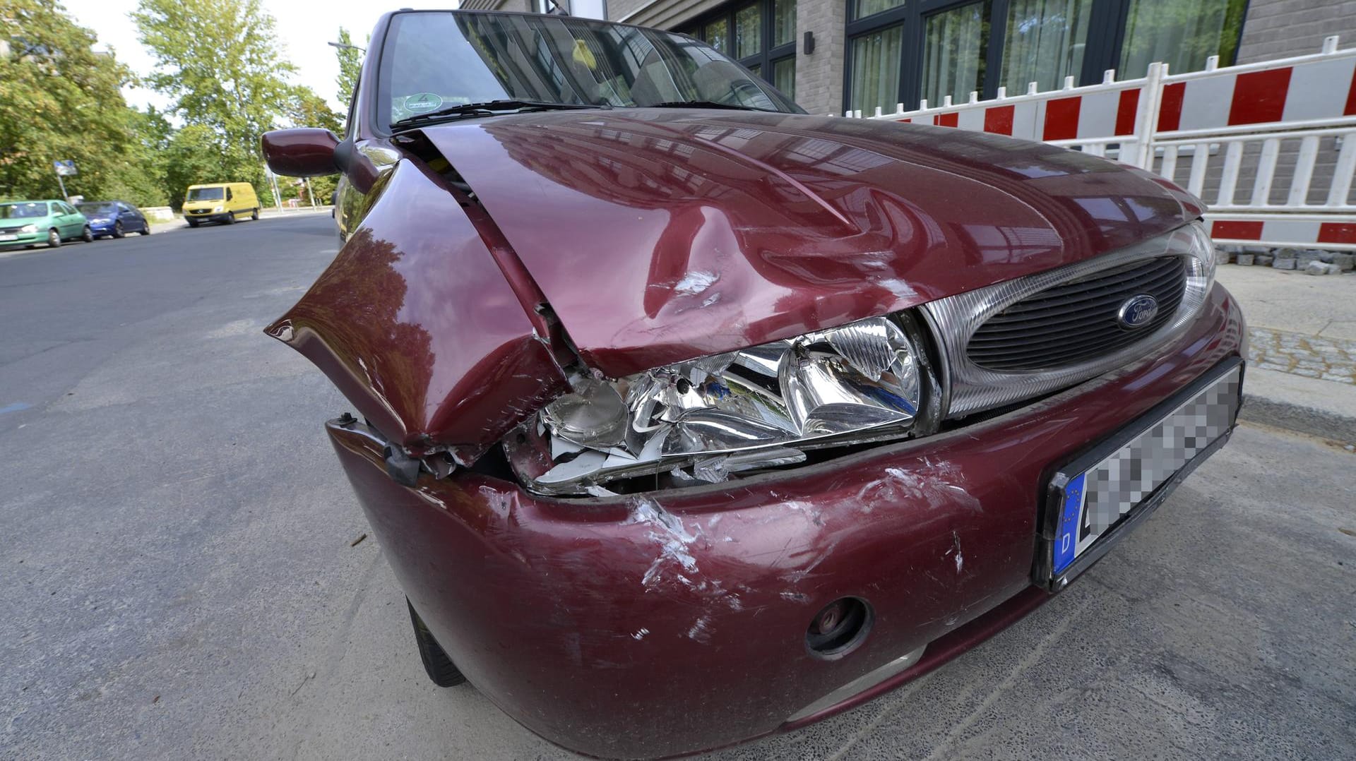 Ein kaputtes Auto lässt man besser nicht auf der Straße stehen.