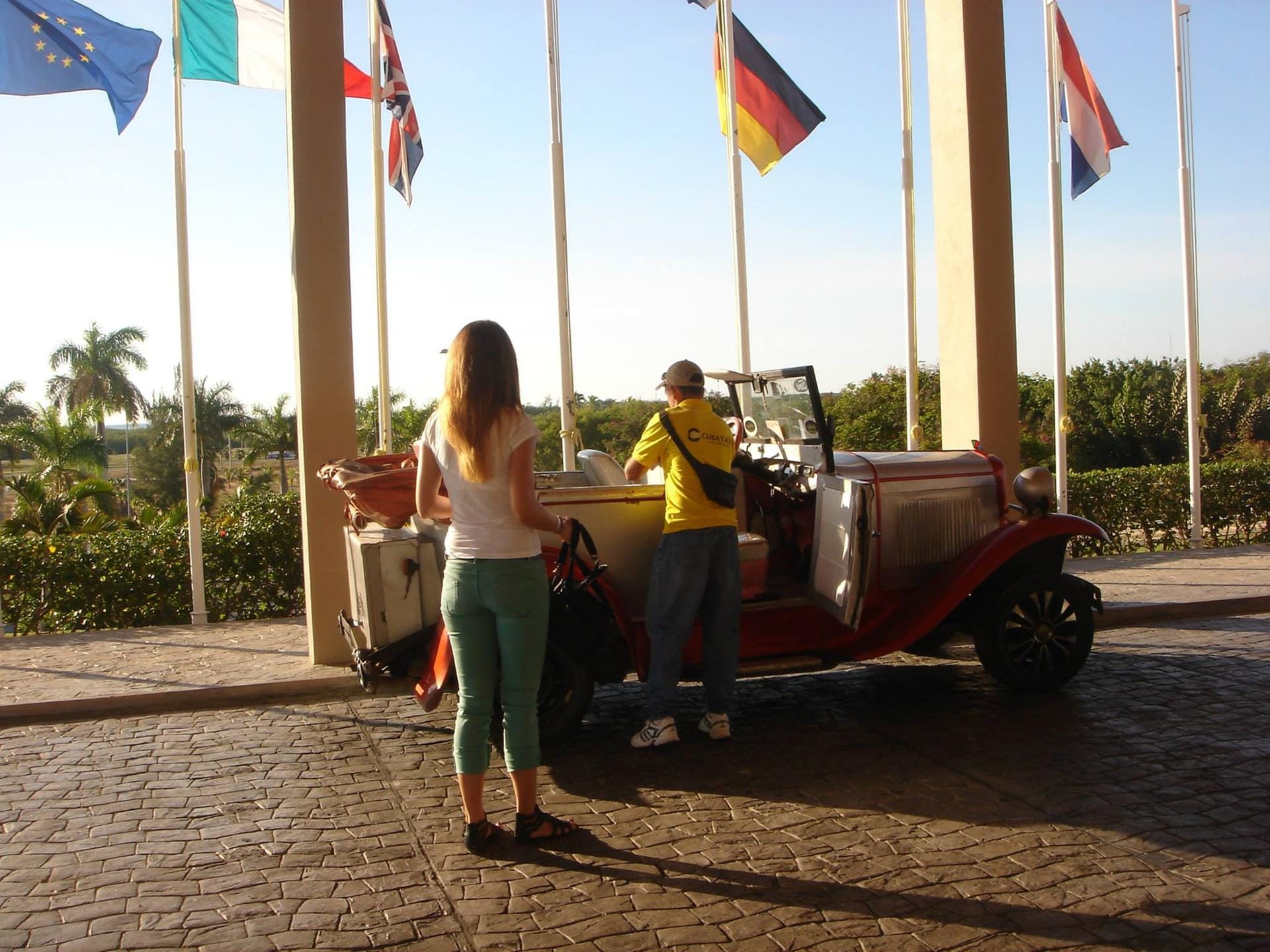 Die für Kuba so bekannten Oldtimer warten in jeder Hotelauffahrt auf zahlungswillige Fahrtgäste. Meist ist jedoch nur noch die Karosserie (und auch nur in Teilen) vom Original.