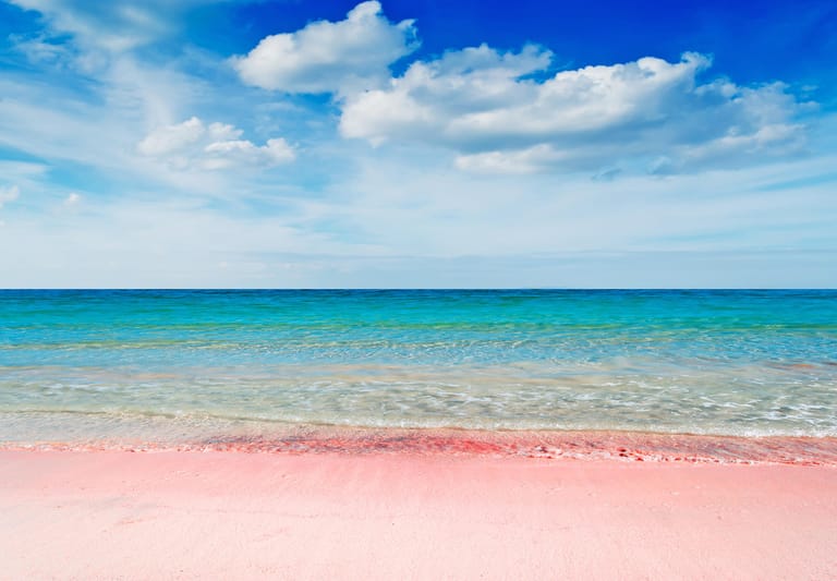 Harbour Island/Bahamas: Wer über einmaligen Sand spazieren möchte, ist auf Harbour Island genau richtig. Am Pink Sand Beach ist der Sand nicht weiß sondern rosa.