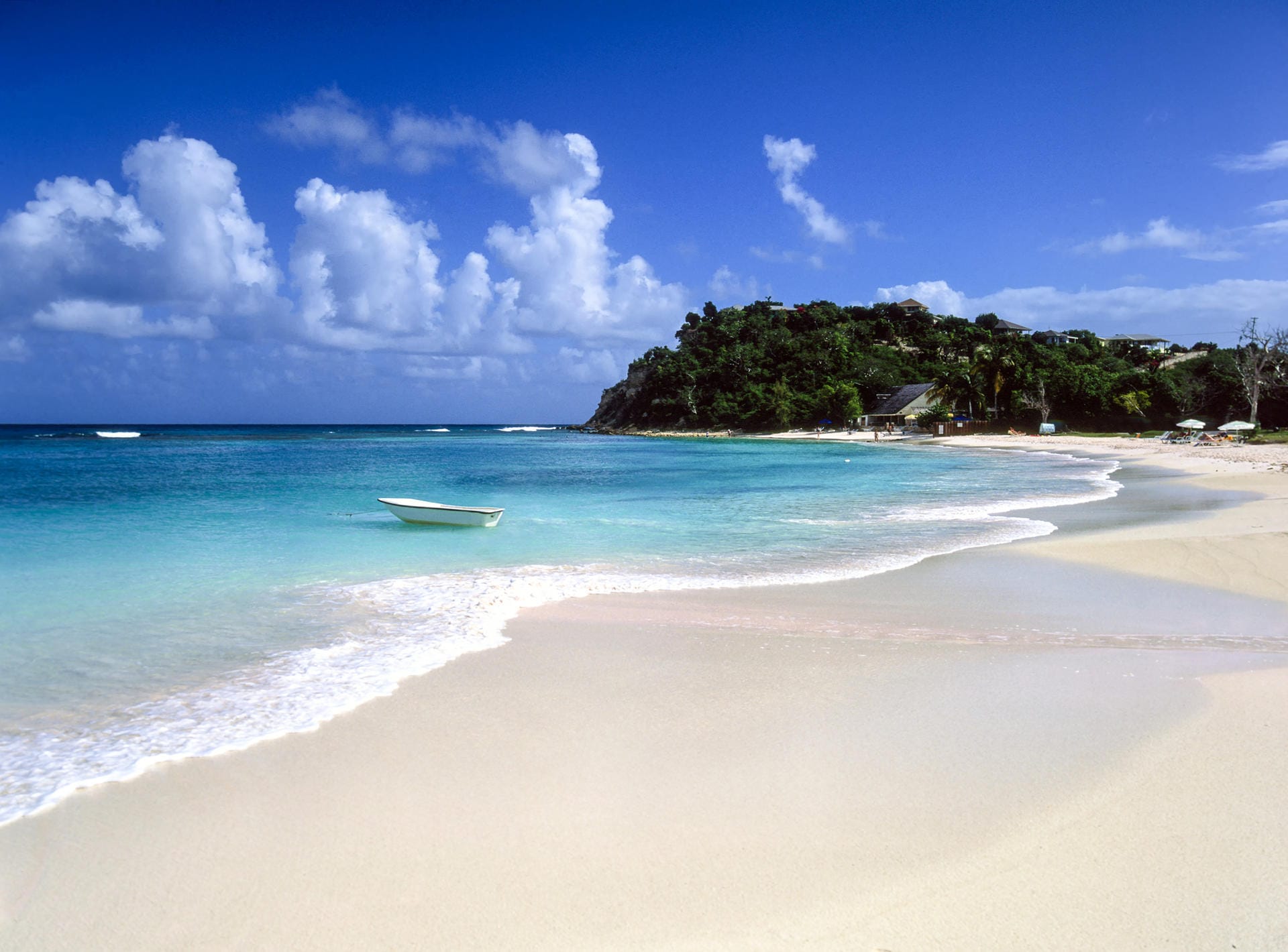 Long Island/Antigua: Die fünftgrößte Insel Antiguas liegt nur wenige Meter über dem Meeresspiegel. Mit ihren weißen Stränden ist sie ein wahres Barfußparadies.