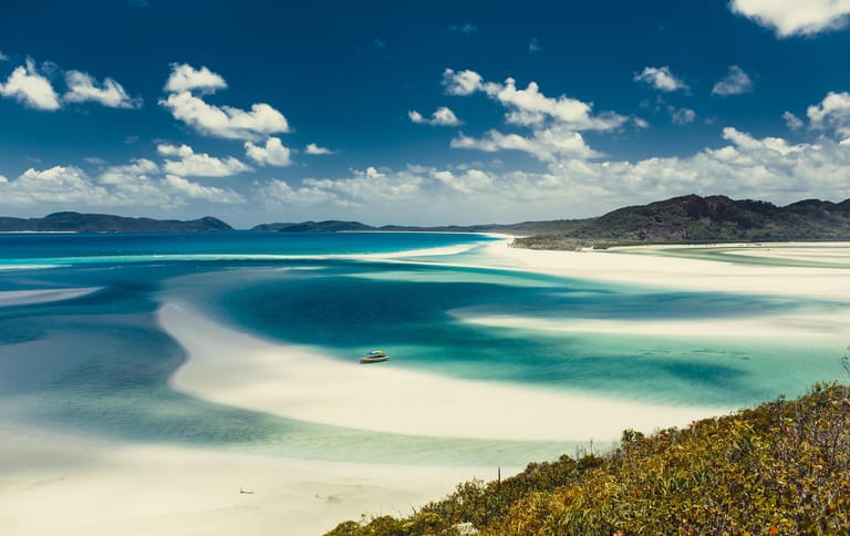 Whitsunday Island/Australien: Fast zu weiß um wahr zu sein! Mit einem Quarzgehalt von beinahe 99 Prozent gilt der berühmte Whitehaven Beach als einer der weißesten Strände weltweit.