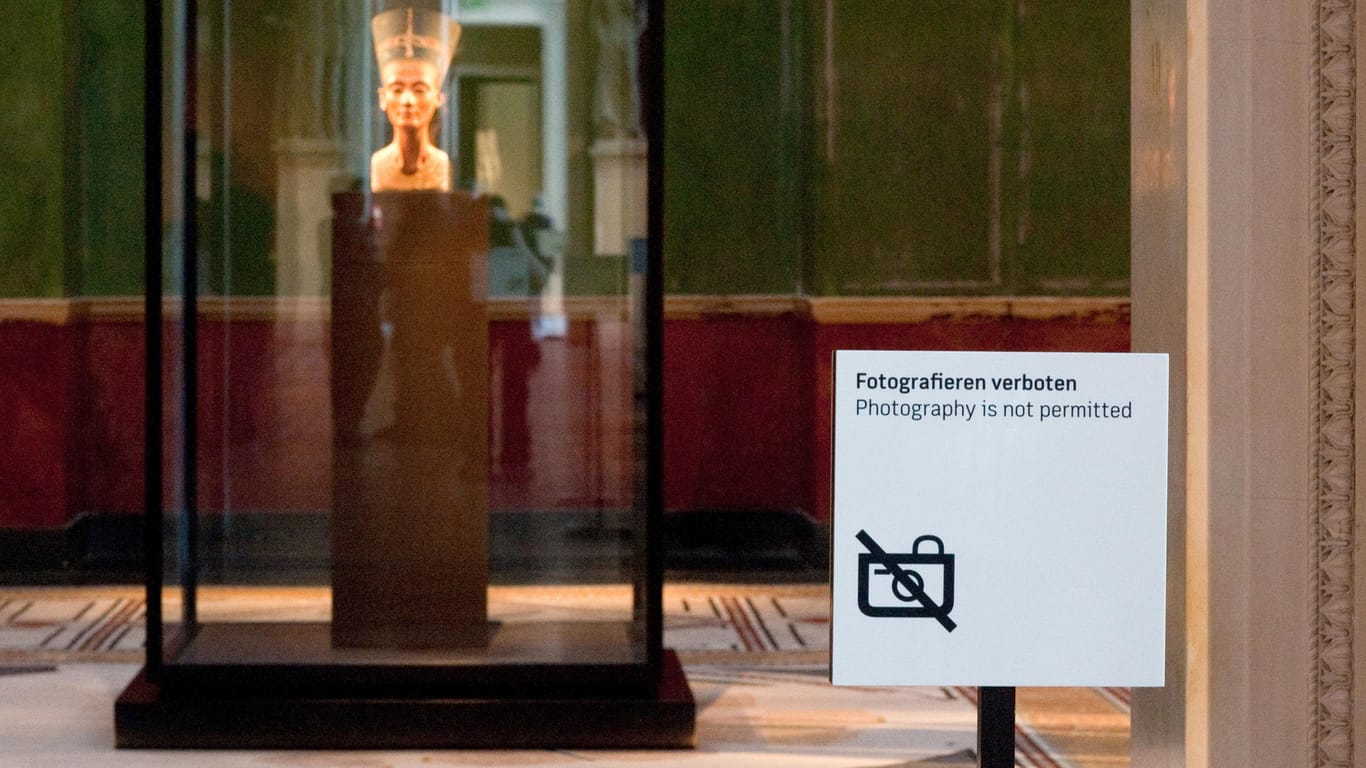 Die Büste der Nofretete darf im Neuen Museum in Berlin nicht fotografiert werden.