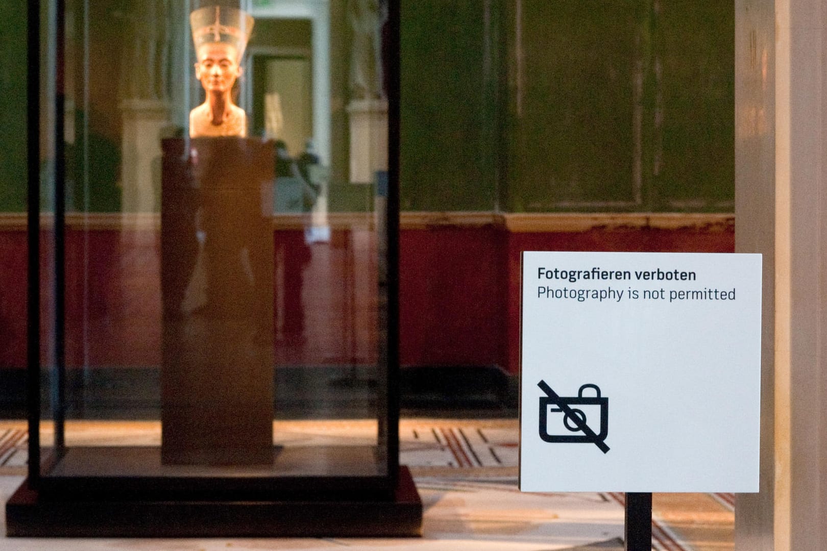 Die Büste der Nofretete darf im Neuen Museum in Berlin nicht fotografiert werden.