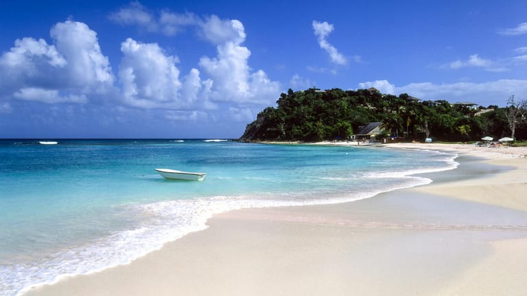 Long Island: Die fünft größte Insel Antiguas ist mit ihren weißen Stränden ein wahres Barfußparadies.