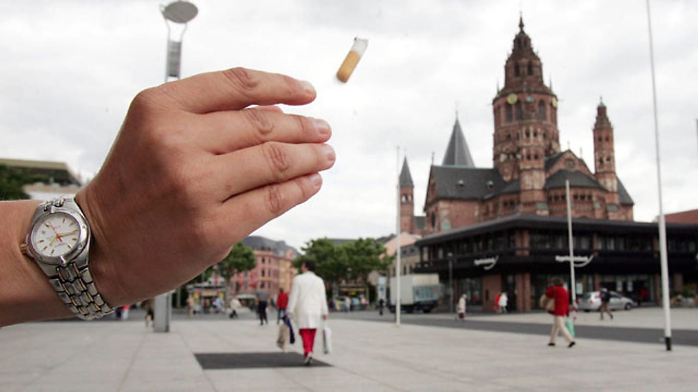 Eine weggeworfene Zigarette kann mehrere Liter Grundwasser verpesten.