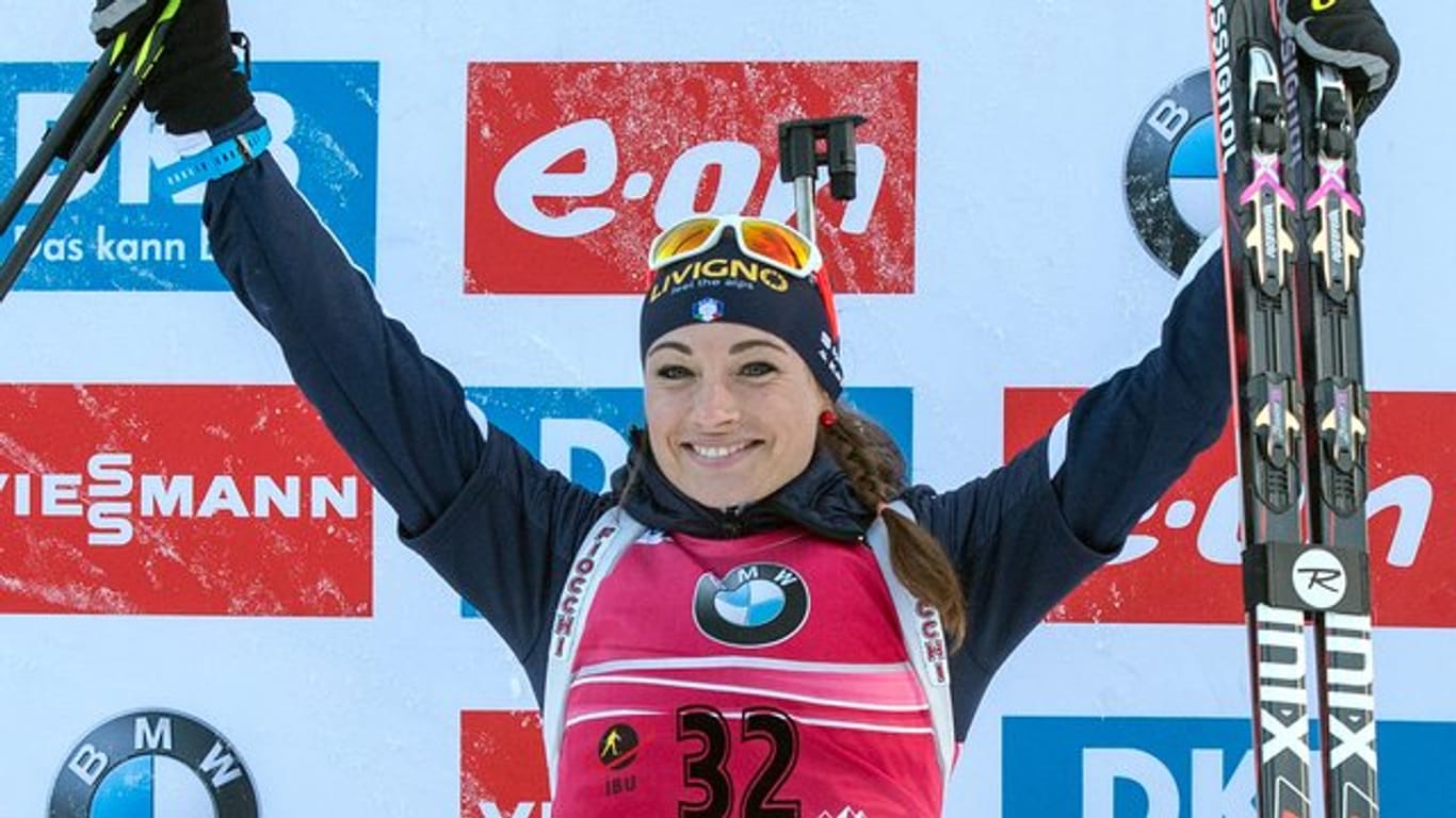 Dorothea Wierer feiert ihren Sieg beim Lauf über 15 Kilometer in der Chiemgau Arena.