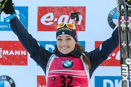 Dorothea Wierer feiert ihren Sieg beim Lauf über 15 Kilometer in der Chiemgau Arena.