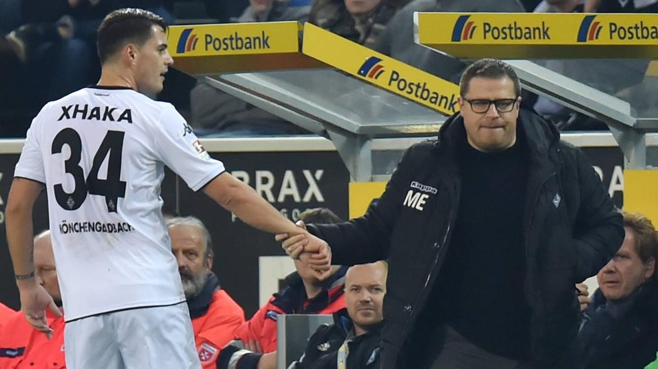 Will seinen Kapitän nicht vorzeitig ziehen lassen: Gladbach-Manager Max Eberl (re.) und Granit Xhaka. Will seinen Kapitän nicht vorzeitig ziehen lassen: Gladbach-Manager Max Eberl (re.) und Granit Xhaka.