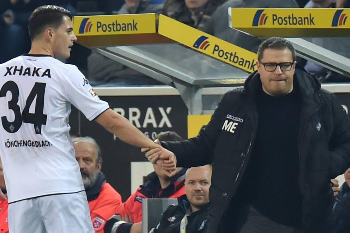 Will seinen Kapitän nicht vorzeitig ziehen lassen: Gladbach-Manager Max Eberl (re.) und Granit Xhaka.