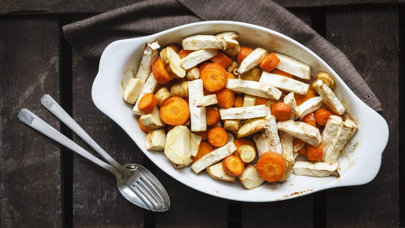 Gebackene Pastinaken mit Karotten bringen Abwechslung auf den Teller.