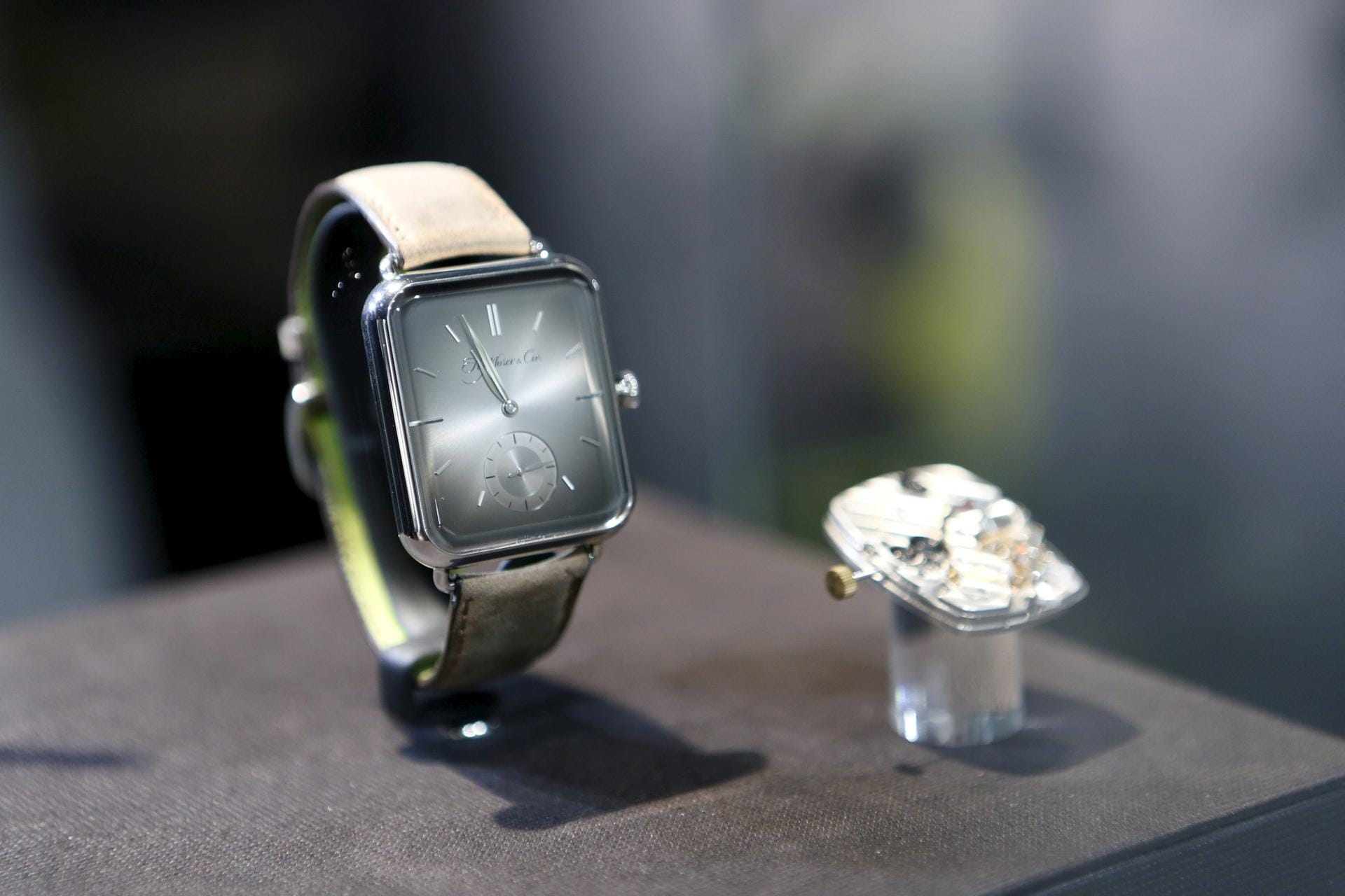 Ein Hingucker ist die Swiss Alp Watch der kleinen Maufaktur H. Moser & Cie. Die Uhr ähnelt der Apple Watch ist aber ein mechanisches Konstrukt und kostet rund 25.000 Euro.