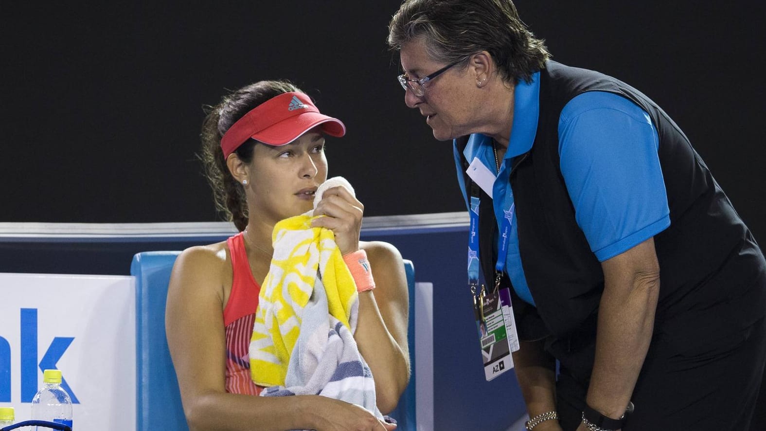 Sichtlich betroffen: Das Match von Ana Ivanovic (links) muss nach dem Sturz einer Zuschauerin unterbrochen werden. Hier wird sie von einer Turnier-Offiziellen informiert. Sichtlich betroffen: Das Match von Ana Ivanovic (links) muss nach dem Sturz einer Zuschauerin unterbrochen werden. Hier wird sie von einer Turnier-Offiziellen informiert.