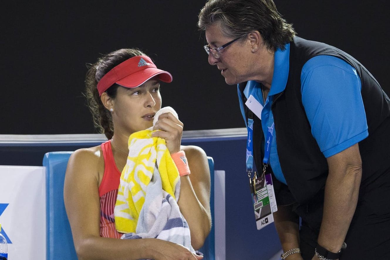 Sichtlich betroffen: Das Match von Ana Ivanovic (links) muss nach dem Sturz einer Zuschauerin unterbrochen werden. Hier wird sie von einer Turnier-Offiziellen informiert.