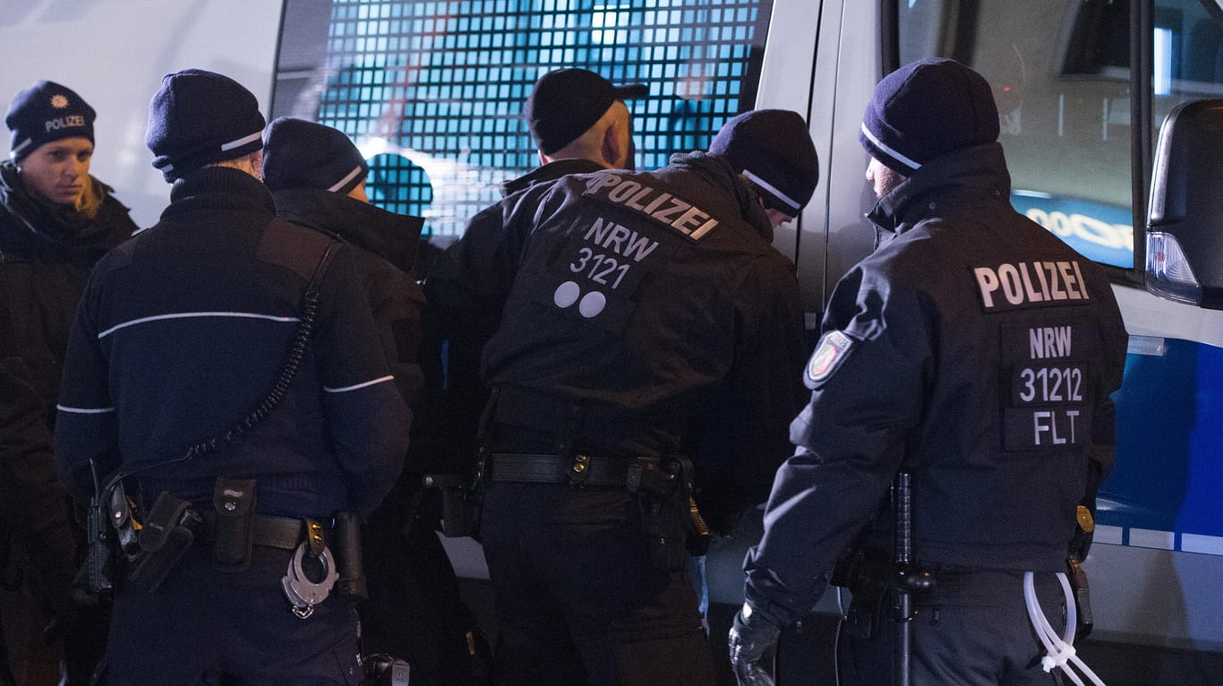 Festgenommener vor Gefangenem-Transporter der Kölner Polizei: Schon am Dienstagabend waren die Beamten mit Razzien gegen Diebesbanden vorgegangen.