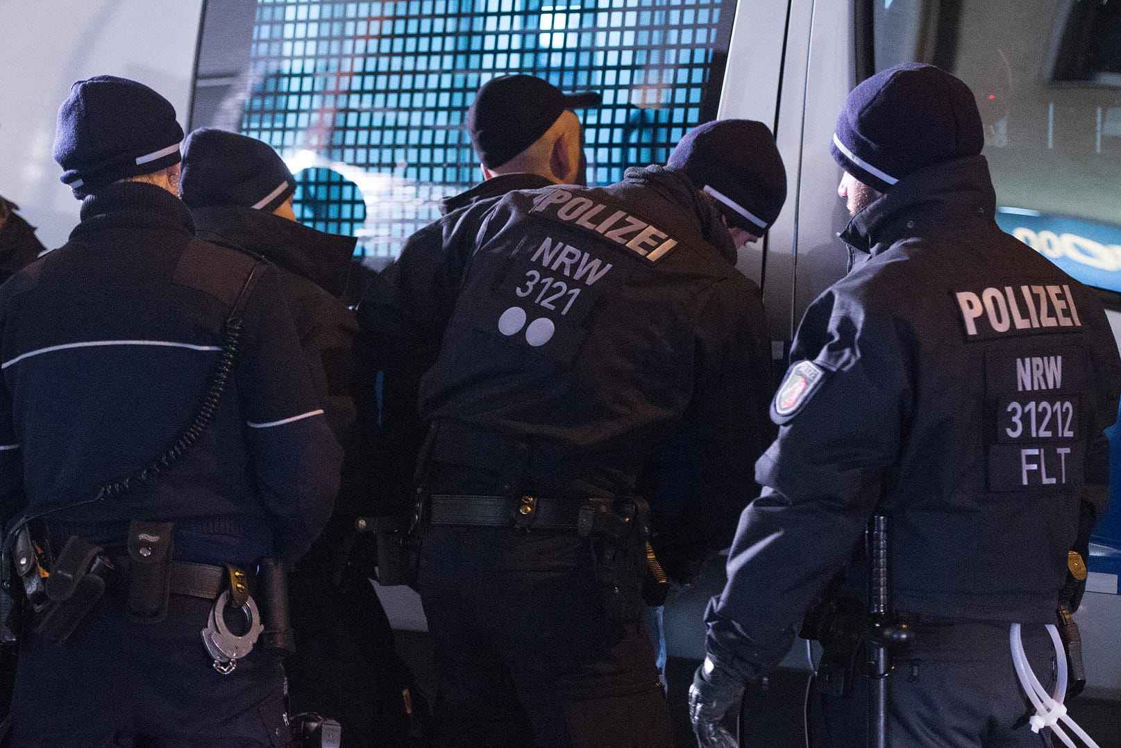 Festgenommener vor Gefangenem-Transporter der Kölner Polizei: Schon am Dienstagabend waren die Beamten mit Razzien gegen Diebesbanden vorgegangen.