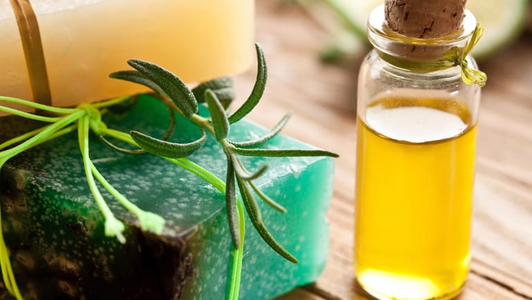 Teebaumöl kann gegen Pickel und unreine Haut helfen.