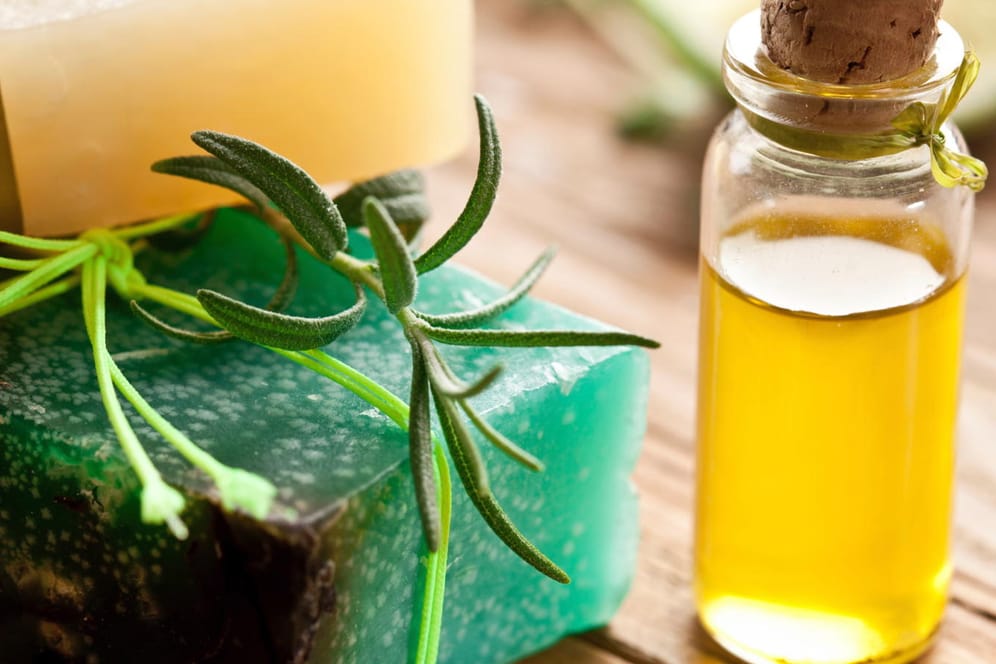 Teebaumöl kann gegen Pickel und unreine Haut helfen.