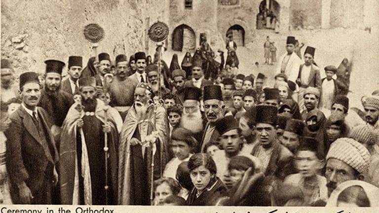 Das Foto zeigt eine christliche Zeremonie in dem Kloster aus den 1920er Jahren.