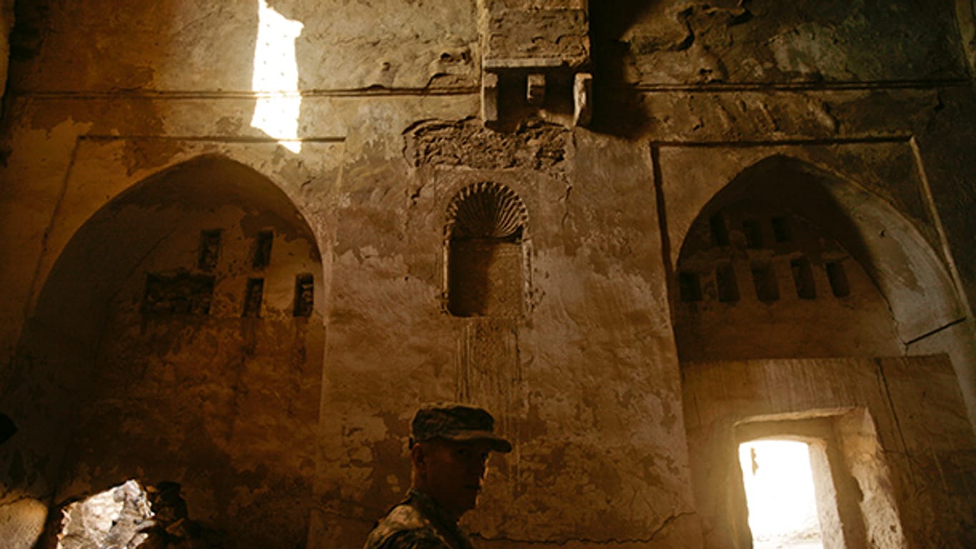 Seit Beginn des Jahrhunderts wurde das Kloster vor allem als Militärstützpunkt genutzt. Die Aufnahme von 2008 zeigt einen US-amerikanischen Soldaten in den historischen Gemäuern.