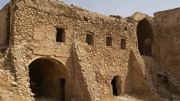 Die Außenseite des Klosters: Bis die Terrormiliz IS die nordirakische Stadt Mossul einnahm, hatten hier immer wieder Restaurationsarbeiten stattgefunden.