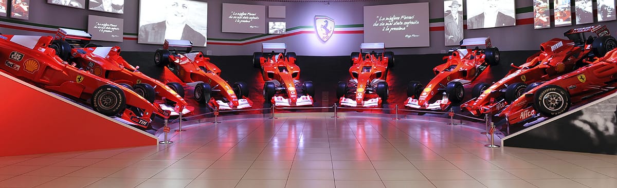 Auch in der Galleria Ferrari, dem offiziellem Museum in Maranello sorgen wechselnde Exponate für Abwechslung. Seit mehreren Jahren werden in der "Ruhmeshalle" die Weltmeistertitel von Michael Schumacher, Nikki Lauda & Co. gewürdigt. Doch auch die faszinierenden Straßenmodelle fehlen nicht – ein "Muss" für jeden Ferraristi!