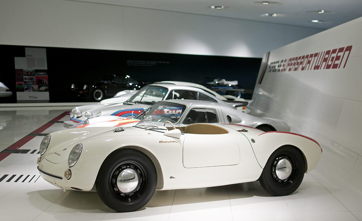 Ein absolutes Highlight der Porsche-Historie ist zweifelsohne der 550 Spyder. Zu zweifelhaftem Ruhm gelangte er 1955 durch den tödlichen Unfall von Schauspieler-Legende James Dean. Traurige Parallele: Paul Walker (Fast & Furious) starb 2013 ebenfalls im Cockpit eines Porsche, allerdings als Beifahrer in einem Carrera GT.