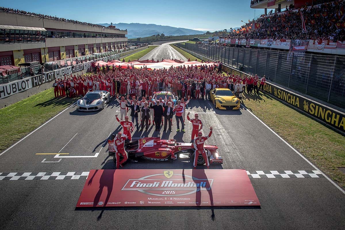Beim traditionellen Jahresabschluss "Finali Mondiali" feierte Ferrari letztes Jahr zusammen mit Fans zwar keinen WM-Titel in der Formel 1, aber Sebastian Vettel und Kimi Räikkönen (v.l.) sowie die privaten Fahrer der verschiedenen Rennserien wurden bejubelt. Im Hintergrund ist rechts der neue F12tdf und links der FXX K auf Basis des LaFerrari zu sehen.