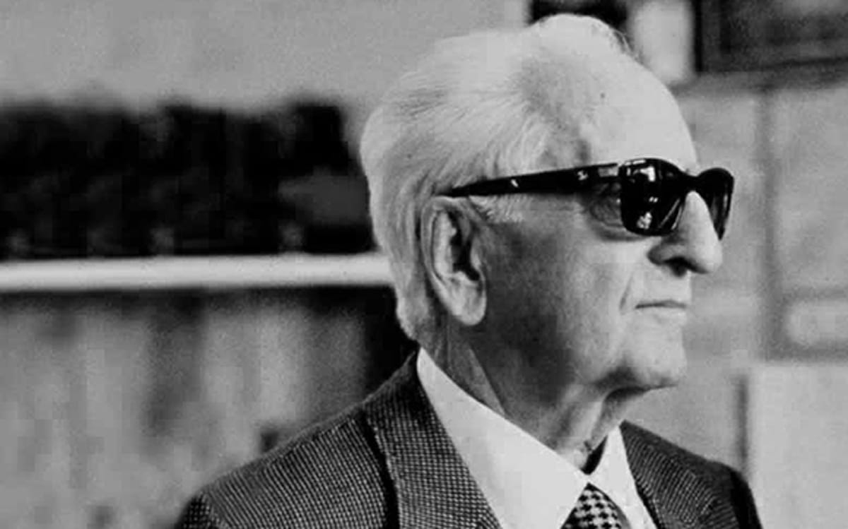 Firmengründer Enzo Ferrari (1898 – 1988) war zuvor selbst Rennfahrer und galt später als exzentrisch. Der ehrfürchtig "Commendatore" genannte Patriarch schuf den Mythos Ferrari und wird noch heute verehrt. Sein Sohn Piero bekleidet seit 1988 die Position des Vizepräsidenten von Ferrari.