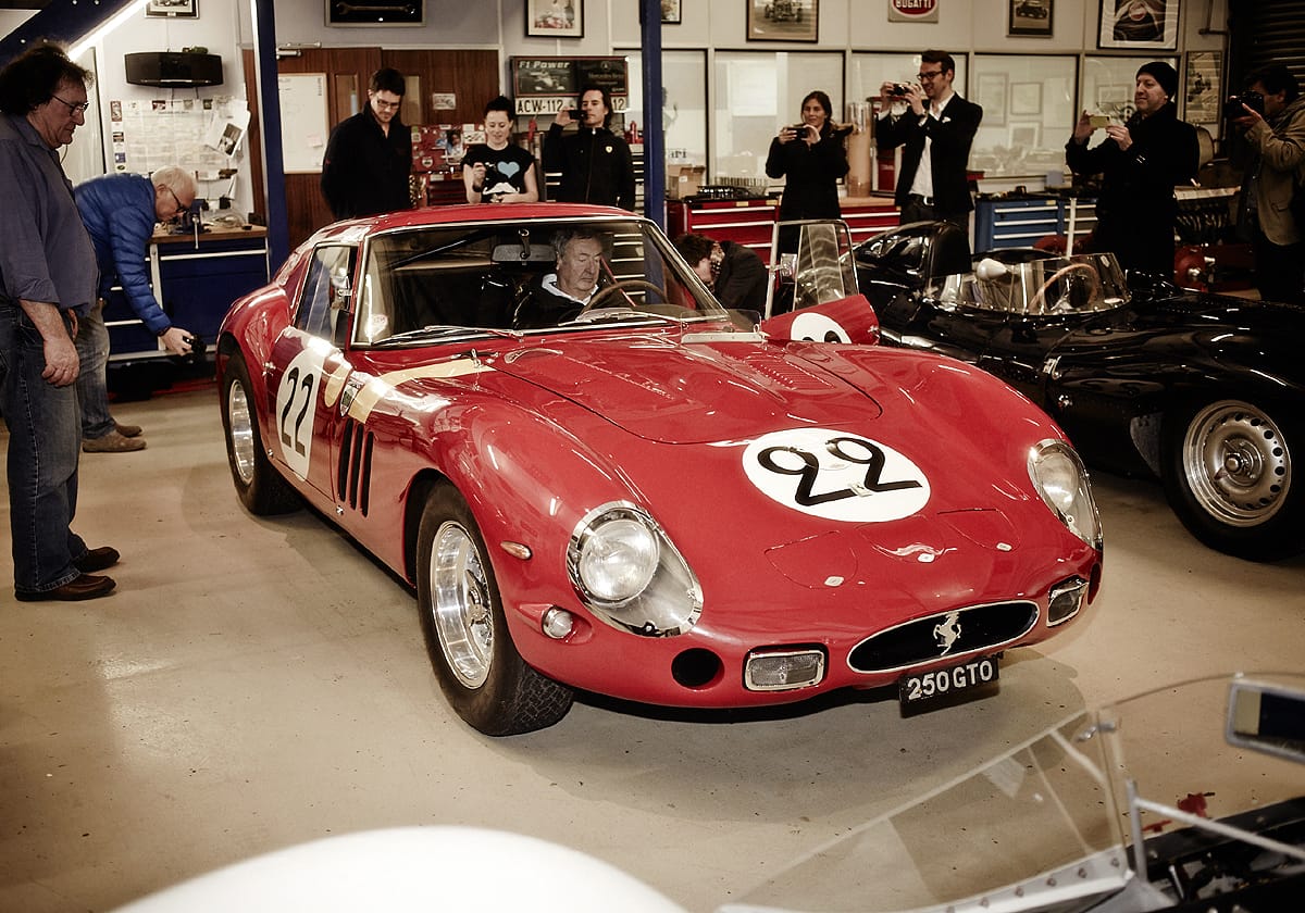 Noch exklusiver und teurer als die Oldtimer von Porsche sind seltene Ferrari wie der 250 GTO im Besitz von Pink Floyd Schlagzeuger Nick Mason, der auf diesem Foto den wertvollsten Schatz seiner Sammlung vorführt. Mit fast 30 Millionen Euro erzielte ein anderer 250 GTO die bislang höchste Summe bei einer Automobil-Auktion.