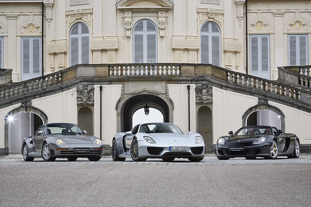 Wie der LaFerrari wurde auch der Porsche 918 Spyder – hier in Mitten seiner Urahnen 959 (l.) und Carrera GT (r.) – als Plug-in-Hybrid konzipiert und ist inzwischen ausverkauft. Derzeit hält der 918 den prestigeträchtigen Rundenrekord für Serienfahrzeuge auf der Nürburgring-Nordschleife.