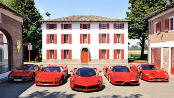 Die komplette Sammlung der limitierten Ferrari-Supersportwagen inkl. dem 288 GTO, F40, LaFerrari, Enzo und F50 (v.l.) ist einen zweistelligen Millionenbetrag wert. Hier posieren die Investigations- und Spekulations-Objekte vor der ehemaligen Villa von Firmengründer Enzo Ferrari in Maranello. Dahinter befindet sich die werkseigene Teststrecke Fiorano.