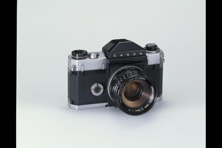 Die Canonflex-Spiegelreflexkamera aus dem Jahr 1959 wurde nur etwa 16.000-mal verkauft und blieb weitgehend unbekannt. Trotzdem haben nur die allerersten Modelle, erkennbar an der Seriennummer, im Bestzustand einen Wert von etwa 1000 Euro.