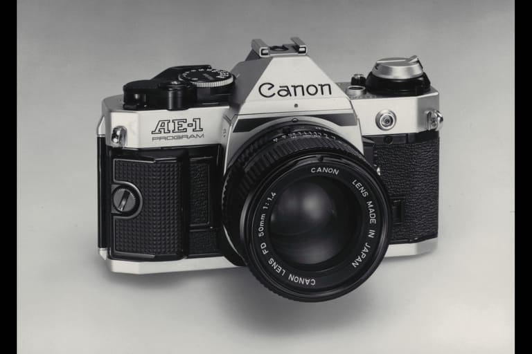 Die Canon AE-1 aus dem Jahr 1976 hat einen guten Ruf als hervorragende Kamera. Sie kostete damals um 730 Mark. Heute ist sie in bestem Zustand für 150 Euro zu kriegen.
