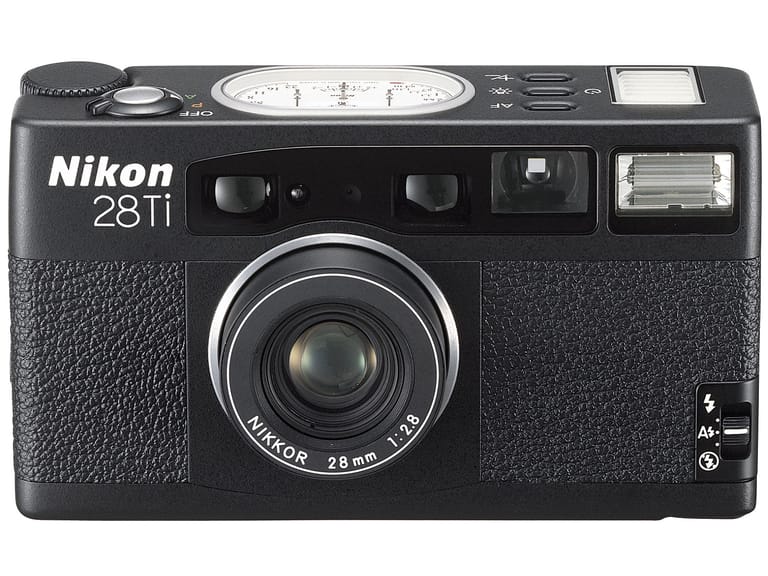 Die Nikon 28Ti Quartz Date ist eine Kompaktkamera aus dem Jahr 1994, die einige Sammler heute interessant finden. Damals galt sie als eine der besten ihrer Kategorie. Doch sie kostet heute mit etwa 400 bis 500 Euro einiges weniger als damals.