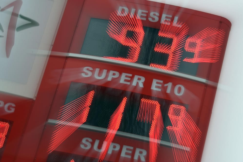 Niedrige Kraftstoffpreise freuen Autofahrer.