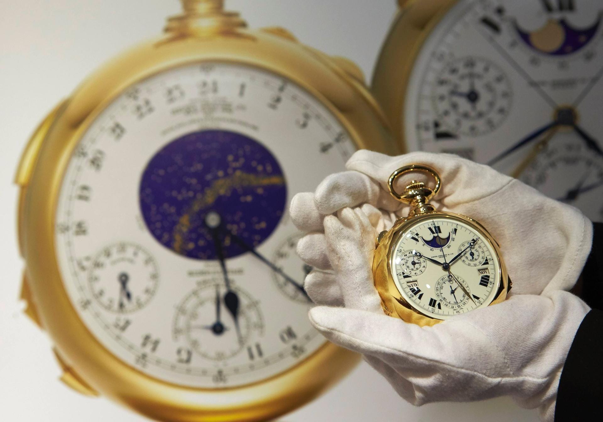 Die Schweizer bauten die Taschenuhr in den 30er Jahren für den US-Millionär Henry Graves. Acht Jahre brauchte es für die Entwicklung und Produktion der Uhr, bis sie schließlich 1933 ausgeliefert wurde. 24 Komplikationen bietet das Modell.