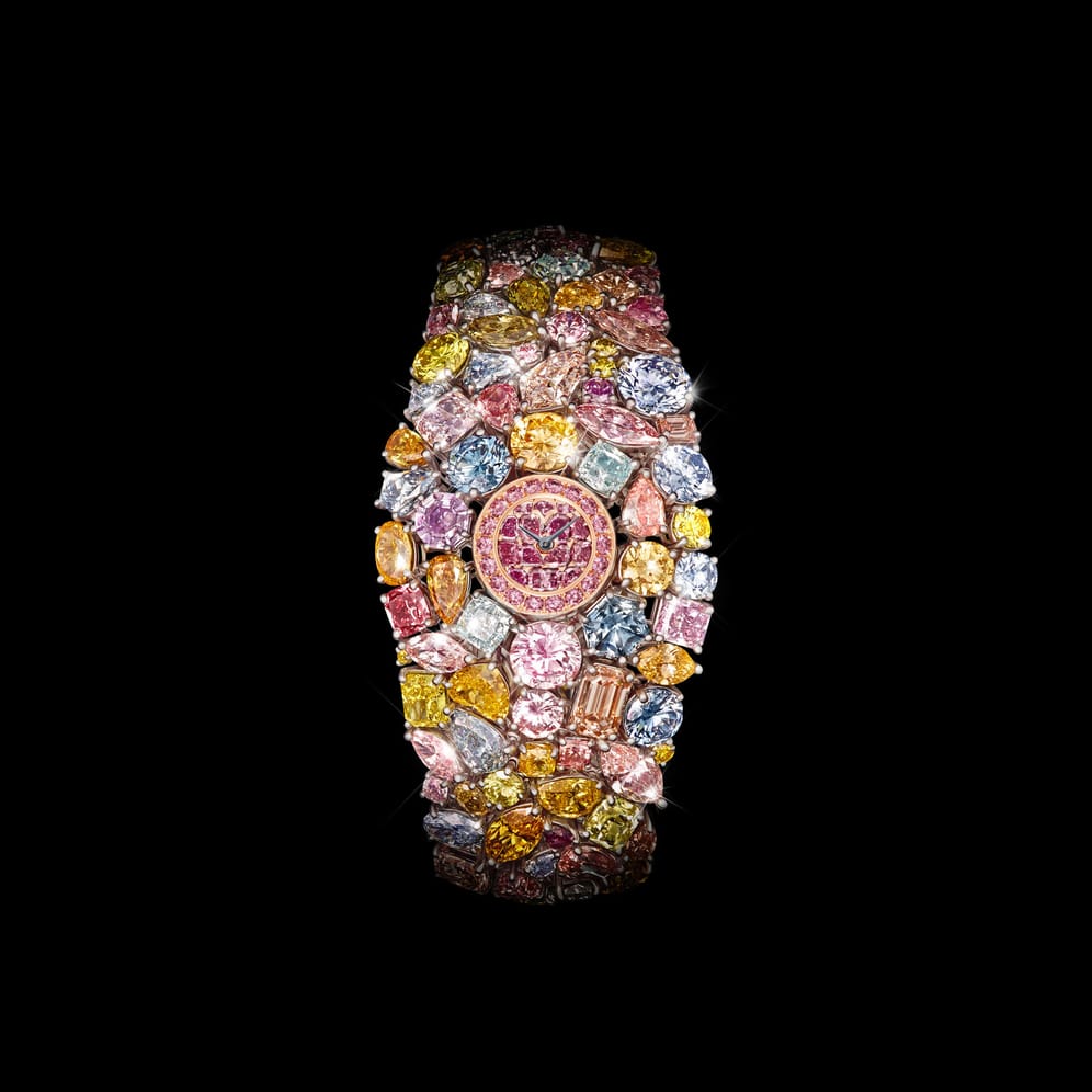 Die Graff Hallucination ist wohl die derzeit wertvollste Uhr der Welt. 55 Millionen US-Dollar kostet die Kreation von Graff Diamonds. Der Hersteller hatte das Unikat 2014 auf der Baselworld vorgestellt. 110 Karat von seltenen farbigen Diamanten verzieren die Uhr.