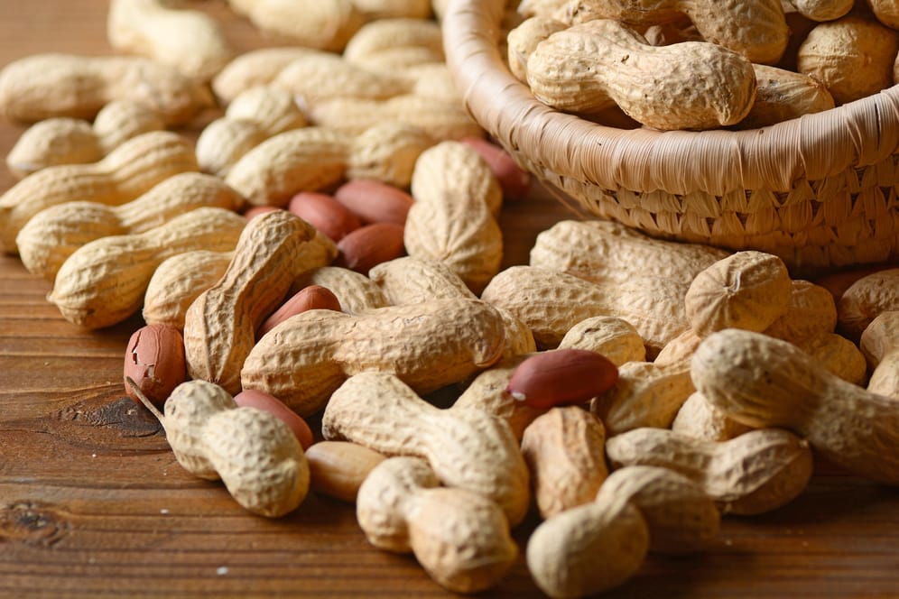 Genießen Sie Erdnüsse am besten in ihrer natürlichen Form ohne Salz und Öl.