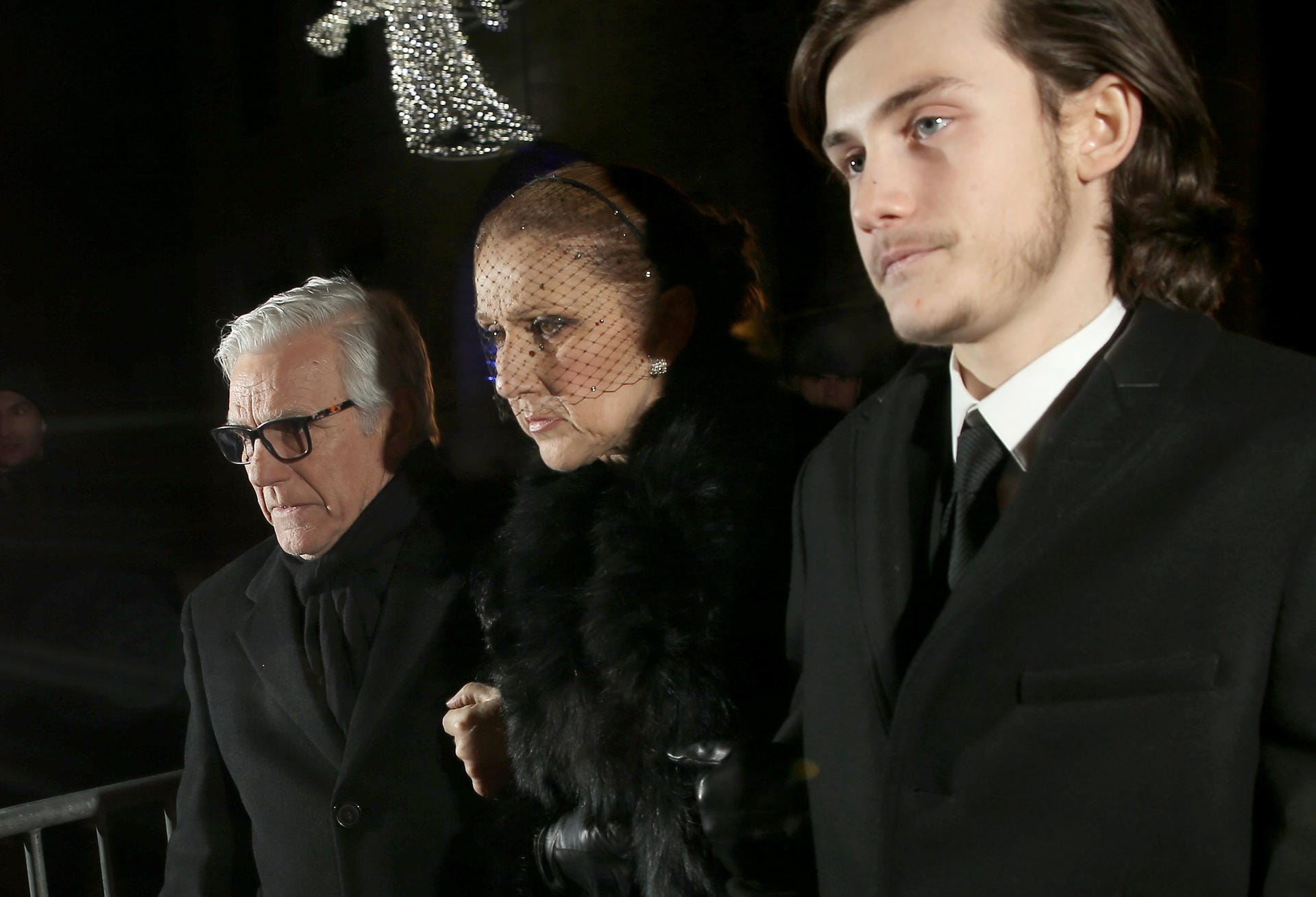 Celine Dion wird von ihrem Sohn René Charles Angélil (rechts) gestützt.