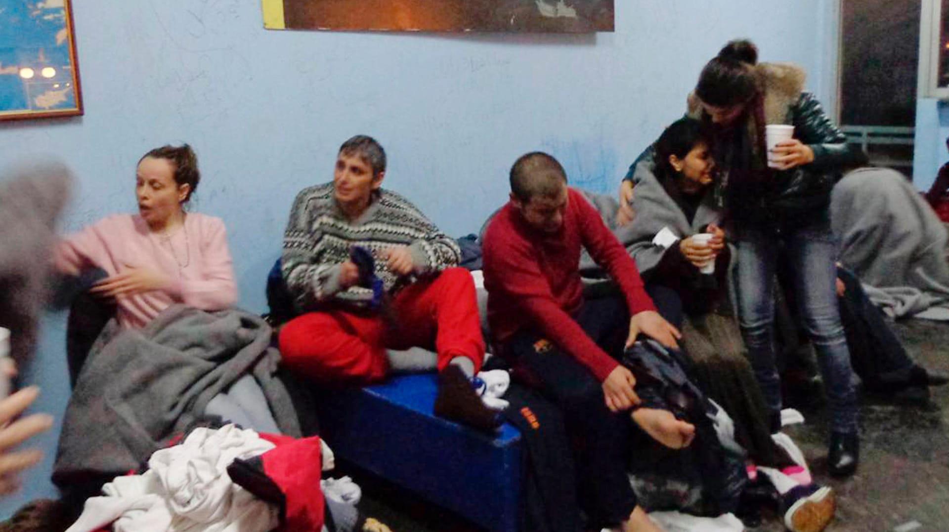 Überlebende Flüchtlinge auf der Insel Kalolimnos: Ihr Boot war auf dem Weg über die Ägäis gekentert. Überlebende Flüchtlinge auf der Insel Kalolimnos: Ihr Boot war auf dem Weg über die Ägäis gekentert.