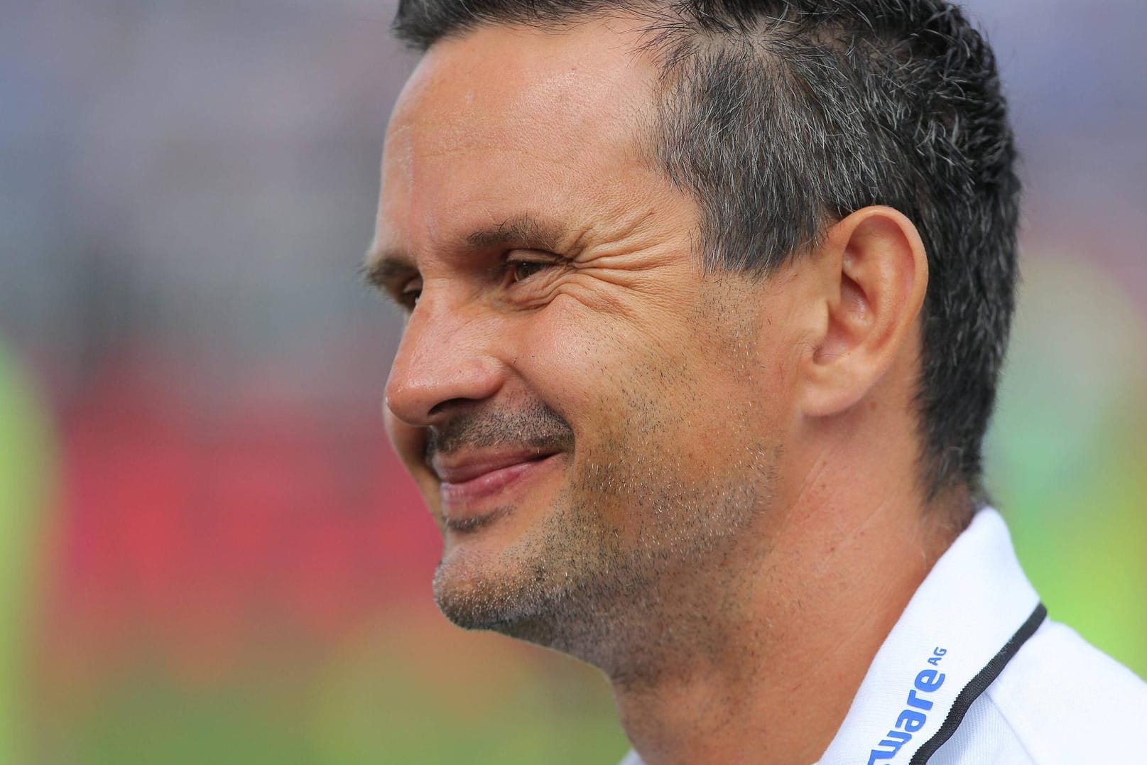 Darmstadts Trainer Dirk Schuster liegt trotz der schlechten Statistiken mit seinem Team nach der Hinrunden auf einem achtbaren 13. Tabellenplatz.