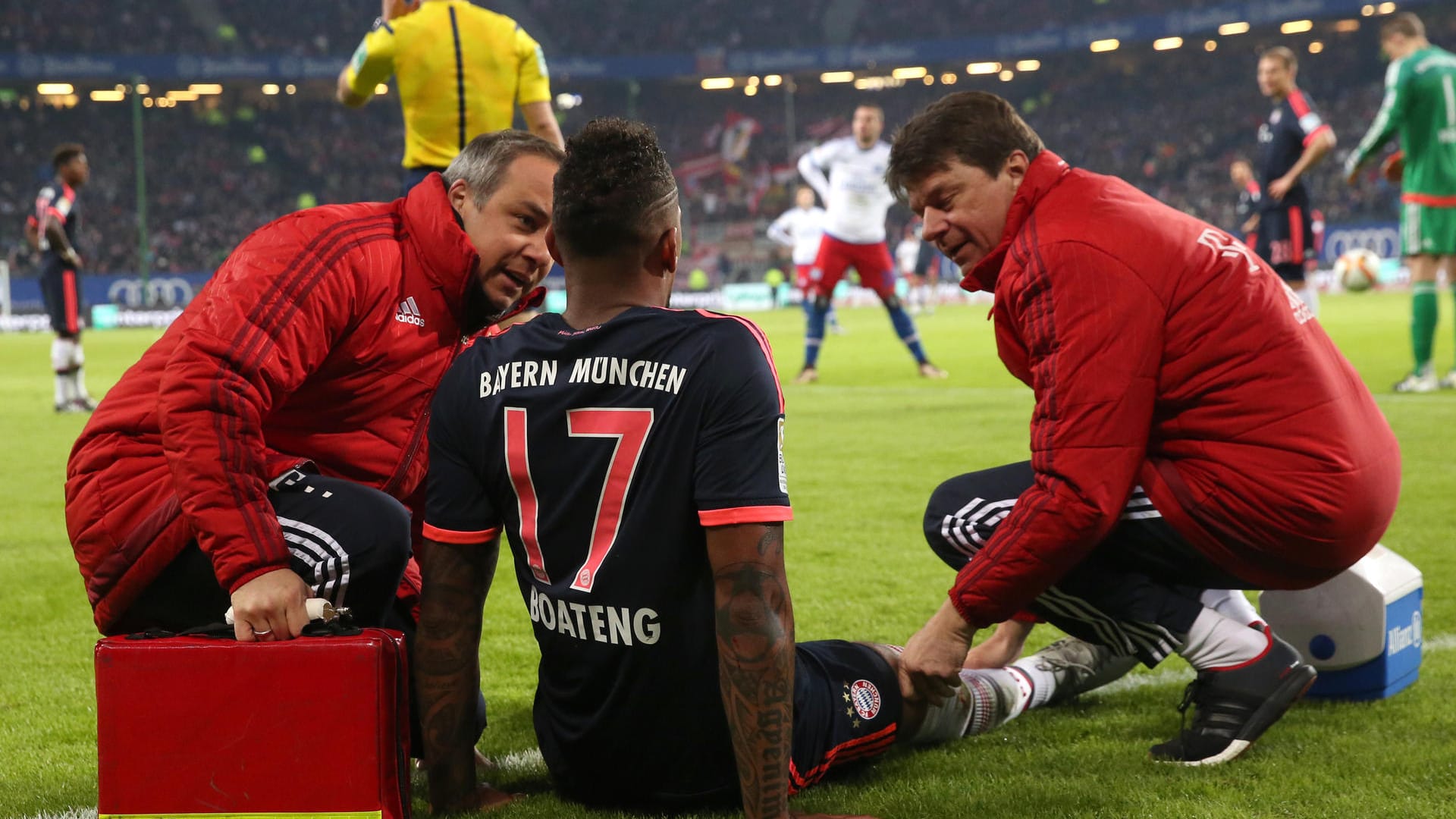 Jerome Boateng wird am Spielfeldrand behandelt.