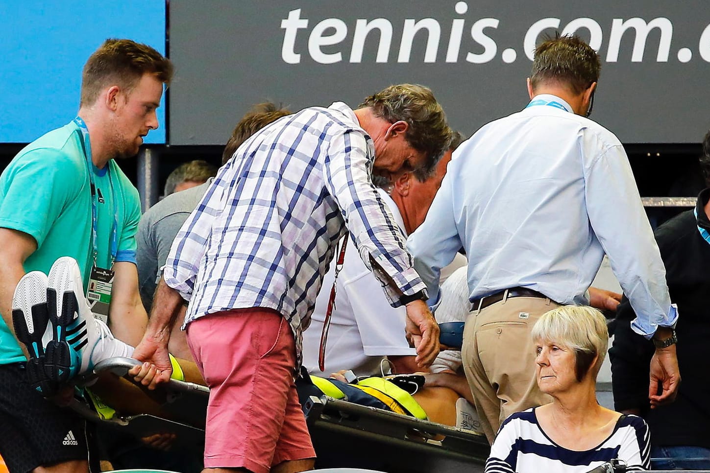 Erneute Schrecksekunde bei den Australian Open: Der Coach von Ana Ivanovic wird nach einem Kollaps aus der Arena getragen.