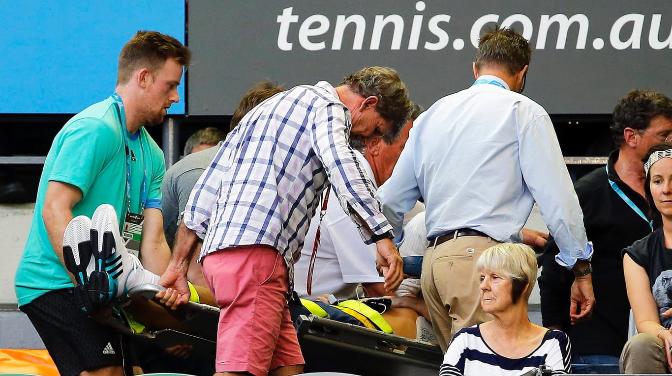Erneute Schrecksekunde bei den Australian Open: Der Coach von Ana Ivanovic wird nach einem Kollaps aus der Arena getragen.