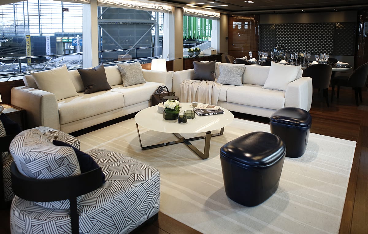 Der Salon mit kombiniertem Essbereich kann mit fest installierten oder frei beweglichen Möbeln modern gestaltet werden.