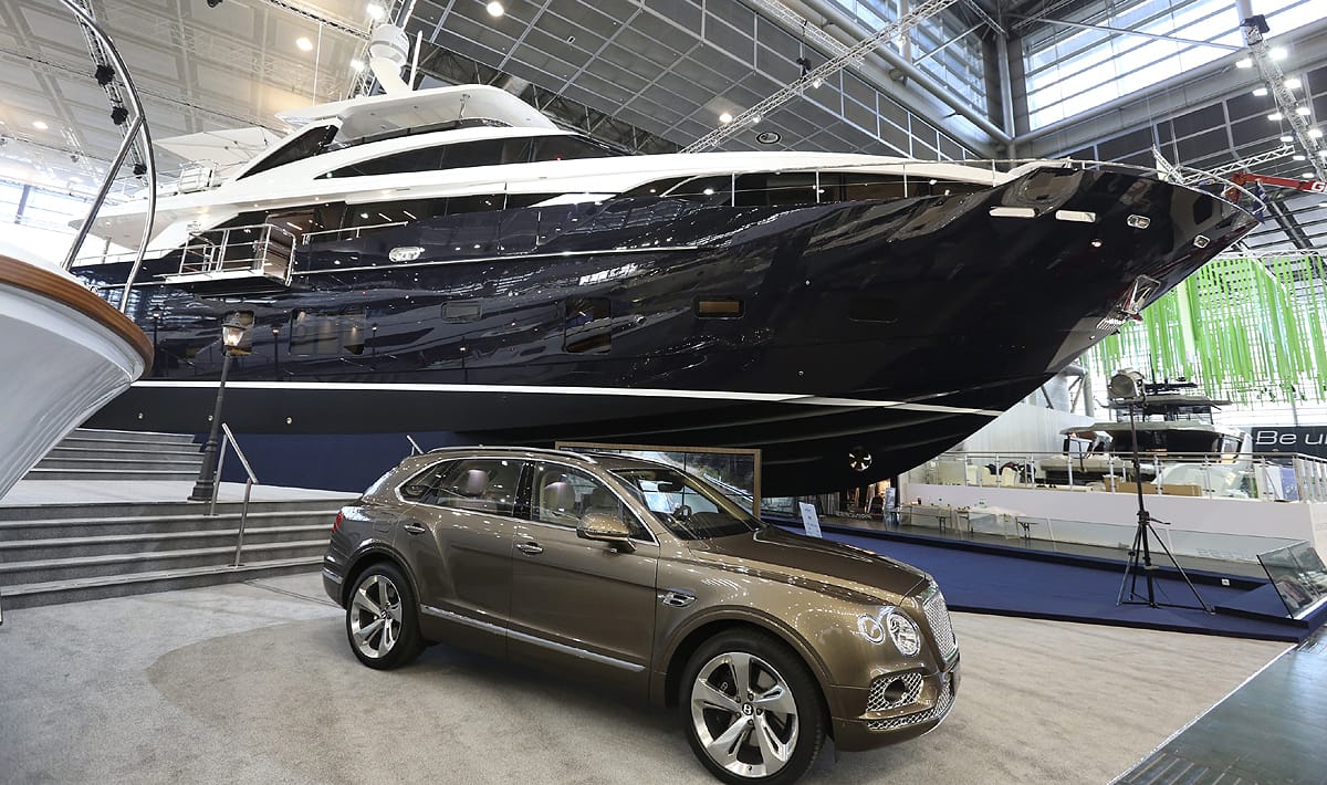 Neben der "Princess 30M" – der mit 30 Metern längsten Jacht der Messe – sieht selbst das XXL-Luxus-SUV Bentley Bentayga klein aus. Die beiden britischen Traditionsmarken gehören inzwischen zu internationalen Konzernen und buhlen zusammen um die Gunst der verwöhnten Kundschaft.